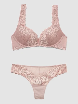 Rosa spets-bh och trosa set - Säljer pågrund av fel storlek! Andvänd en gång ( testade )       Bh:n har breda axelband och vacker spets över kuporna, medan trosan har matchande spets framtill. Materialet är mjukt och stretchigt för skön passform. Perfekt för dig som gillar romantisk stil. 