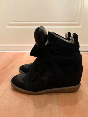 Isabel marant skir - Säljer dessa trendiga isabel marant skor 🥰                        Äkta såklart.