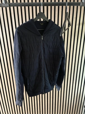 Massimo dutti cardigan  - Säljer nu en Massimo dutti cardigan i storlek L | fint skick men litet hål i en av ärmarna |  kom dm för flera frågor eller funderingar!
