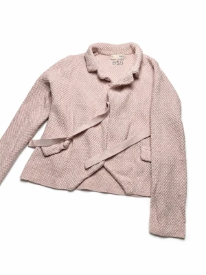 Odd Molly kofta - Ljusrosa kofta från Odd Molly. Snygg diskret rosa färg som passar bra till dom flesta outfits! Skriv vid frågor eller för bättre bilder! Storlek 1 vilket motsvarar S.