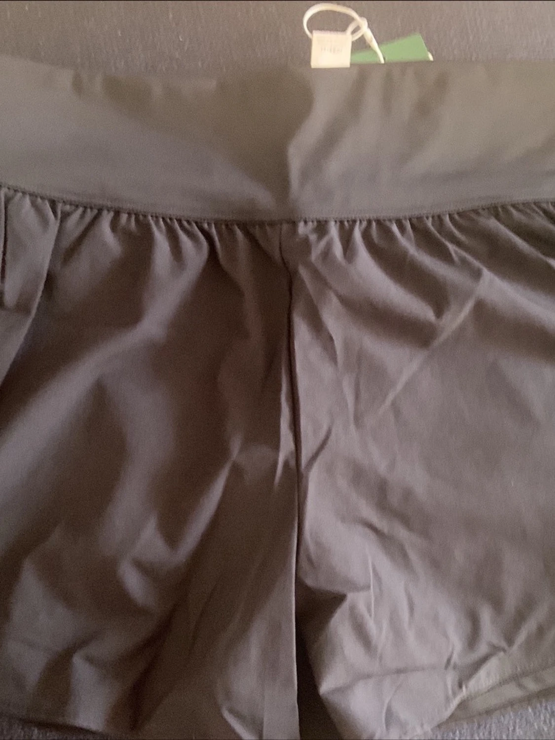 Svart sportig shorts med bred midja med inbyggda tights. - 2