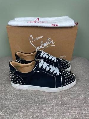 Christian Louboutin skor - Hej, säljer nu dessa svin snygga Christian Louboutin skor. Skorna är i grymt skick! Begränsat antal boxar och dustbag. Hör av dig vid frågor. 