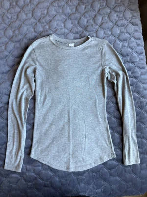 Grå långärmad tröja Gina Tricot - En basic grå långärmad tröja från Gina Tricot i storlek m
