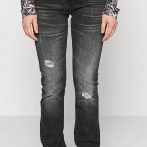 Svarta/mörkgrå  ltb jeanse - Säljer mina ltb jeanse då dom har blivit för små på mig, perfekt för sommaren och våren och går till allt, storlek w24 L32