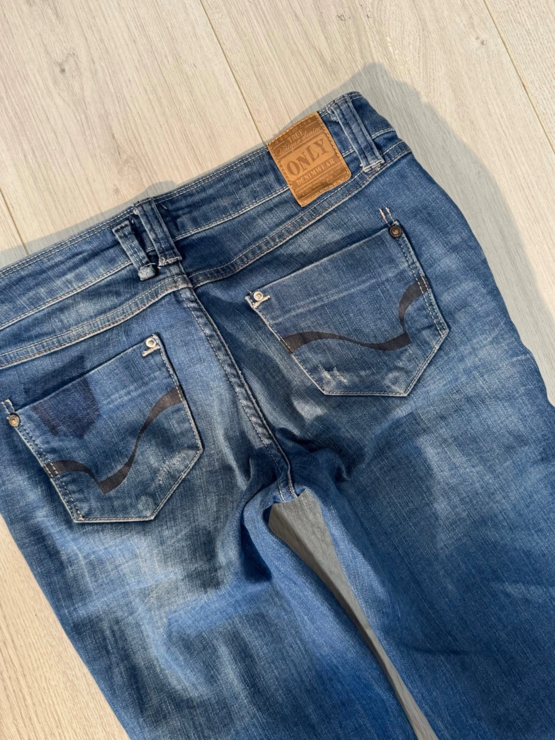 Low flare jeans med slitningar 10051 - 5