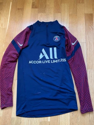PSG tröja  - En sällsynt PSG träningströja från 21/22 säsongen i bra skick, Skick 6,5/10 - Har lite färg fläckar men annars inget. Storlek - XS,S. Priset kan diskuteras! Tveka inte vid frågor eller funderingar!