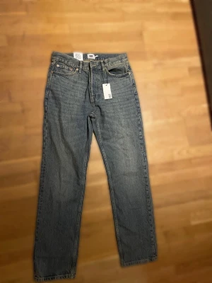 Blå raka jeans  - Helt nya blåa jeans från Lager 157, storlek 29/32. Aldrig använda, endast legat i garderoben. Säljs i nyskick med lappar kvar. Passa på att köpa dem billigare här istället för att betala fullpris i butik. Pris kan diskuteras