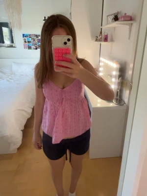 Ljusrosa babydoll top - Söt ljusrosa babydoll top med tunna, justerbara  axelband och v-ringning från hollister.                                         Storlek M men passar som S