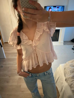 Rosa volangblus - Superfin topp som aldrig är använd. Kolla gärna mina andra annonser! 💌