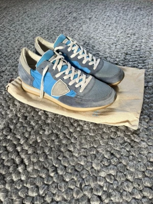 Philippe Model Tropez - Philippe Model Tropez skor säljs | Strl: 40 | Skick: 9,5/10 | Inga defekter eller skador | Äkta ✅ | Använd ett fåtal gånger | Tillhörande påse följer med vid köp | Hör av dig vid frågor! Pris är diskuterbart