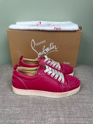 Christian Louboutin skor - Hej, säljer nu dessa svin snygga Christian Louboutin skor. Skorna är i grymt skick! Begränsat antal boxar och dustbag. Hör av dig vid frågor. 