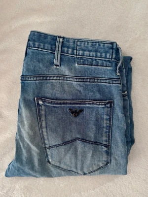 Blå slitna jeans från Armani - Säljer mitt ex byxor, slitningar på knäna. Ingenaning om nypris. 