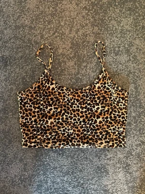 Leopardmönstrad croppad linnetopp - Köptes på HUMANA i Göteborg. Sparsamt använd!