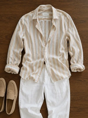 Randig linneskjorta från Massimo Dutti - Snygg randig skjorta från Massimo Dutti i beige och vitt. Tillverkad i luftigt linne, perfekt för varma dagar. Klassisk krage, knäppning framtill och långa ärmar. Skjortan har en relaxed fit och passar till många olika stilar.