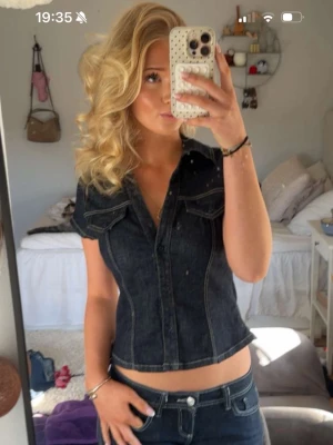 Mörkblå jeanstopp - Snygg mörkblå jeansblus med korta ärmar och markerade sömmar. Köpt för 2 år sedan, använd max 5 gånger