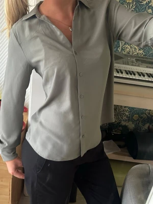 Ljusgrågrön skjorta - Snygg ljusgrå/grön skjorta från H&M!