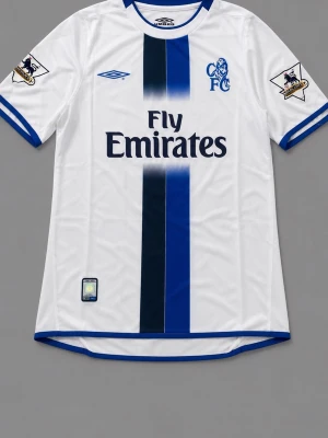 Chelsea Lampard fotbollströja - Chelsea FC matchtröja i vitt med blå och marinblå vertikal rand, sponsorlogga Fly Emirates och Premier League-patch på ärmarna. Lampard 8 tryckt på ryggen. Klassisk fotbollströja med kort ärm och blå detaljer vid krage och ärmslut. Helt ny! Pris kan sänkas vid snabb affär!