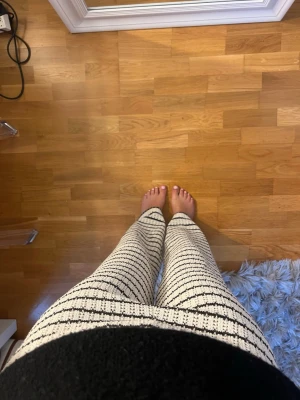 Raka byxor med ränder - Raka byxor med ränder i virkat material, storlek Xs från GinaTricot.
