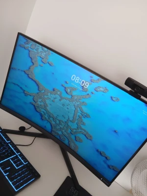 Böjd datorskärm med tunn ram - Snygg böjd datorskärm med tunn svart ram och modern design. Skärmen har en bred bildyta och står på ett stabilt stativ i metall. Perfekt för gaming eller arbete där du vill ha en uppslukande upplevelse. 32 tum märke philps