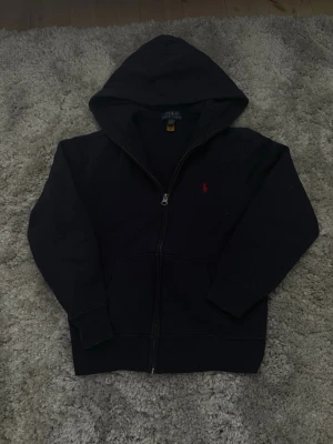 Polo Ralph Lauren hoodie - En polo Ralph Lauren tröja i storlek 10–12/146/152.  Färg: 🎨 blå  Bra skick.  Nypris 1499kr  Vårt pris 249kr
