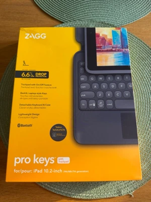 Trackpad Skal - Trackpad Skal till iPad 7/8/9 gen 10.2”. Köptes för 700kr för några månader sedan men aldrig använd. Trackpad med svenskt tangentbord, skal och sladd tillkommer.