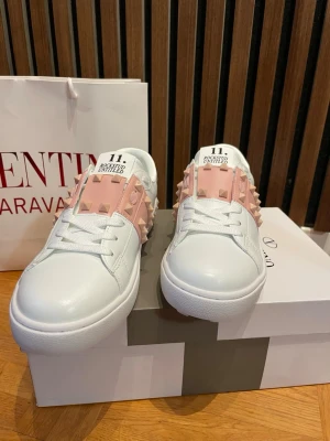 Valentino garavani rockstud, rosa nitar - Säljer valentino garavani skor, rockstud 11 med rosa färgade nitar. Allt medföljer som på bild. Box och påse. Köpte till dottern men var för små.