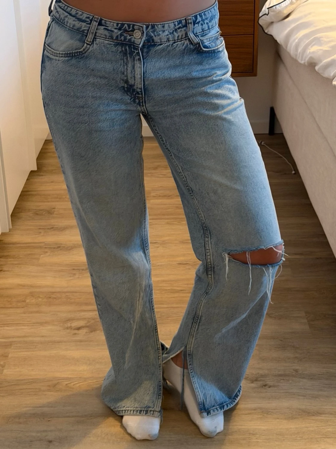 Ljusblå baggy jeans med slitning - 1