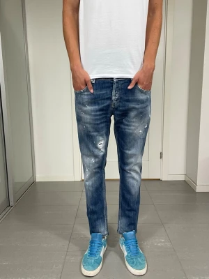 Dondup Jeans  - Säljer dessa riktigt snygga Dondup Jeans i den nya Moddelen med snygga slitningar i populär design, strorlek 30 med mått ca 39 o 97 cm. skriv för fler bilder/frågor🙌🏼