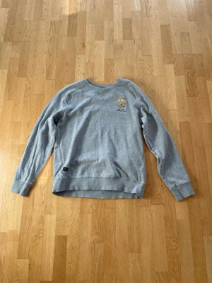Morris tröja - En grå Morris sweatshirt i ett mycket bra skick. Använd ett få antal gånger. Storlek L. Hör av dig om du undrar något!