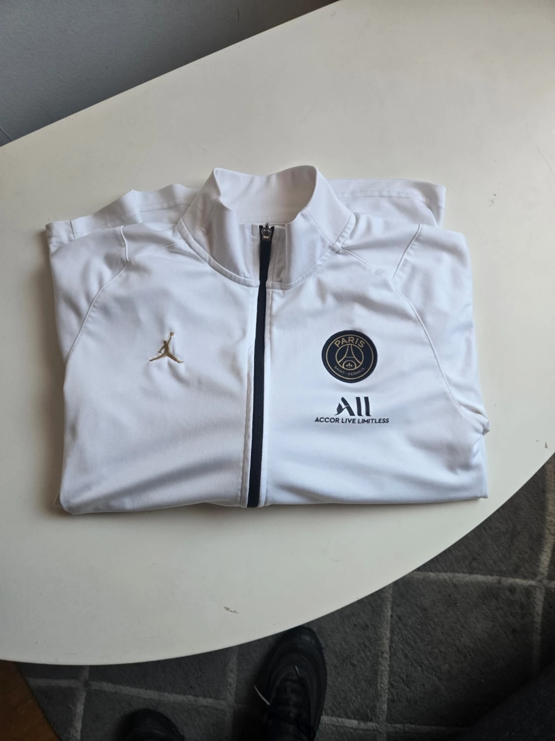 Snygg vit psg och nike ziptröja 
