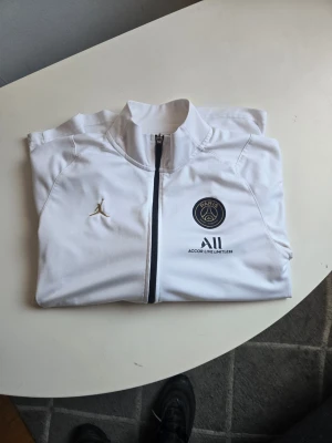 Snygg vit psg och nike ziptröja  - Orginal tröja från nike i Storlek S mycket gott skick 