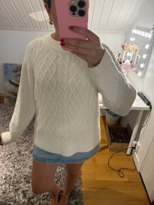 Vit kabelstickad tröja - fin stickad tröja som inte kommit till användning 