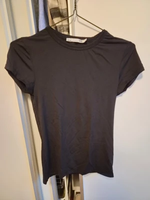 Svart tight t shirt strl M lager 157 - Använd men i bra skick. Obs katt finns i hemmet