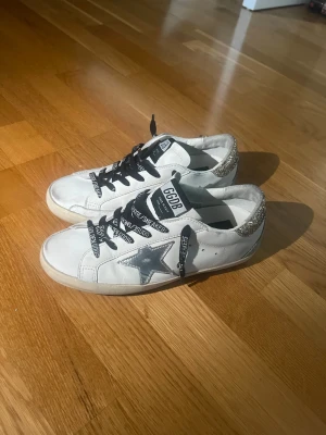 gulliga golden goose - säljer dessa nästa oanvända golden goose bra kvalite och kan mötas upp. skriv för fler bilder