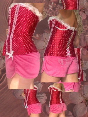 Bedårande röd korsett med polka dots - Helt ny, aldrig använd!😘❤️ Pris är alltid diskuterbart💕 Jättefin och smickrande röd korsett med polka dots💗 Passar XS-L beroende på hur man snörar🎀 Hör av dej vid frågor🥰 Kram 🪩🩷
