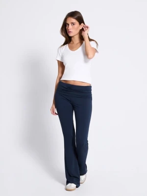 Mörkblå bootcut leggings (yoga-pants) - Snygga mörkblå leggings med bootcut-modell och bred midjeresår. Mjukt och stretchigt material som sitter bekvämt och följsamt. Perfekta för en avslappnad och trendig look.