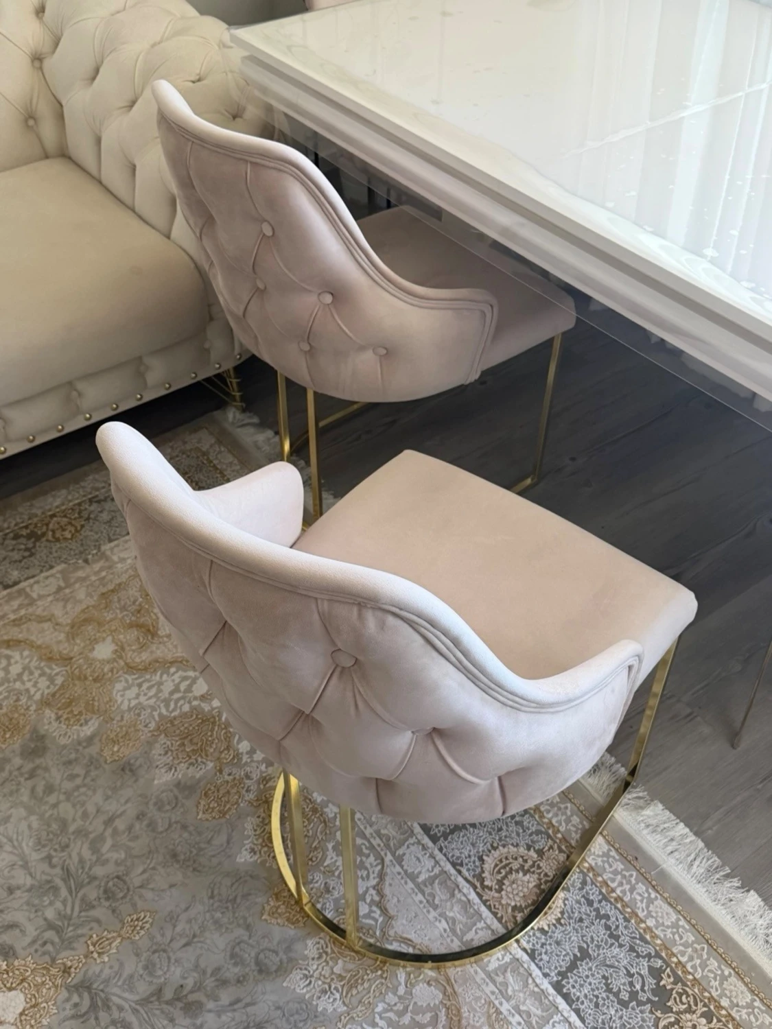 Beige sammetsstolar med guldfärgade ben - 1