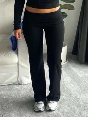 Svarta yoga pants - Snygga svarta leggings med bootcut-modell och hög midja. Tillverkade i ett stretchigt och mjukt material som sitter skönt på kroppen. Perfekta för en avslappnad och trendig look.