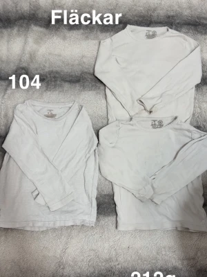 Vita långärmade t-shirts barn - Tre vita långärmade t-shirts för barn i storlek 104. Klassisk rak passform och rund halsringning. Perfekta som basplagg 🌸 Fläckar. Storlek 104