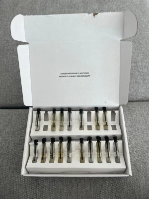 ESSNCE parfymprovkit originals  - 17 parfym testers från essnce , alla deras originals dofter <3 ❣️ Har endast testat 3 på huden och resten har jag bara doftat från flaskan. Bläddra för se alla dofterna 🍦🍓🌴🥥💐