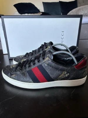 gucci ace sneakers - 9/10 Skick Nyskick ! | storlek Uk 8 Motsvarar ungefär 42.5 | Nypris 4999KR men limiterad dropp förut. Mitt pris 2699KR | Hör av dig vid funderingar