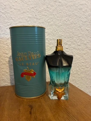 Jean paul - Fin och helt ny Le beau Le parfum Eau de parfum 125ml. En fin och härlig doft. Jag säljer denna eftersom att jag beställde fel parfym.  Skriv gärna till mig om ni har några frågor. Som du ser på bilden har burken lite bucklor men parfymen är perfekt