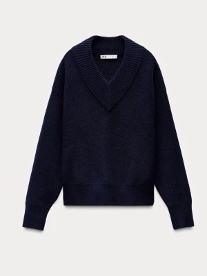 Zara stickad tröja  - Mysig mörkblå stickad tröja med bred v-ringning och ribbade muddar från Zara. Den är använd en gång utan några defekter. Normal i passform🩵