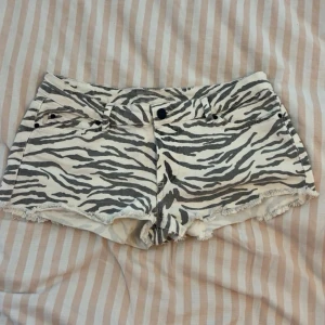 Lågmidjade jeansshorts zebramönster - Snygga lågmidjade jeansshorts i zebramönster! Från Cubus. Står ingen storlek men skulle gissa S. I fint skick🥰🥰