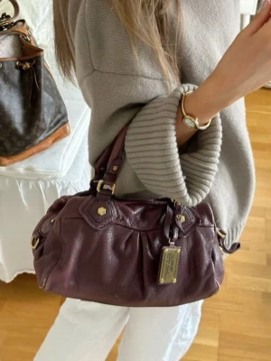 SÖKES - Söker denna Marc Jacobs väska, både i baby modellen och den lite större. Skriv gärna om du säljer eller en vän!!🙌🏼 alla färger.