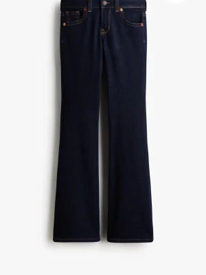 Mörkblå bootcut jeans med fickdetalj - Mörkmarinblä lågmidjade jeans från H&M, midjan går att vika ner vid önskning. Fint skick, knappt använda. Köpta för 399kr, pris kan diskuteras vid intresse, samt bilder 