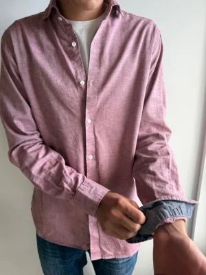 Rosa skjorta Jack & Jones | M - Snygg och stilren rosa linne/bomulls skjorta från Jack and Jones | Skick: Mycket bra, nästan oanvänd | Strl: M | Hör av dig vid funderingar⁉️ 