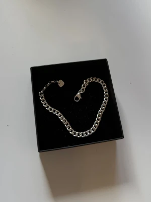 Thomas Sabo armband  - Stilrent silverarmband från Thomas Sabo. Sparsamt använt (har ej kvar original kartongen). Orginalpris 1029 men säljs ej längre.