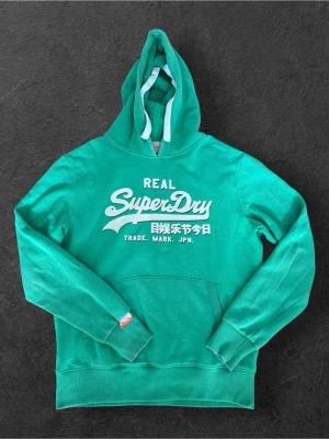 Superdry Hoodie - Säljer denna sjukt snygga superdry hoodien i en unik ljusgrön färg. Pris kan diskuteras 😊