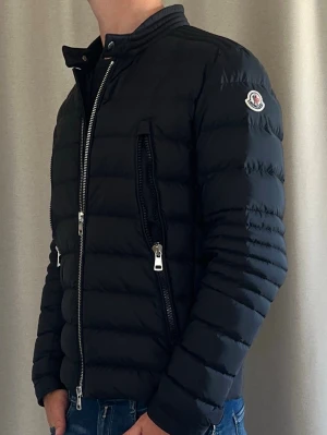 Moncler Jacka - Tjena! Säljer en Moncler jacka. Skick 10/10, aldrig använd. Storlek S. Nypris: 15000:-
